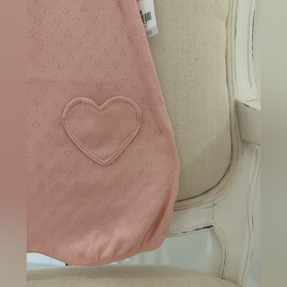 🦢 Baby 12 Mth Adorable Pink Pointelle Knit Baby Romper with Heart Pockets NWT - Picture 4 of 6